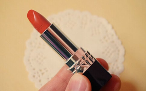 口紅持久不掉色的技巧