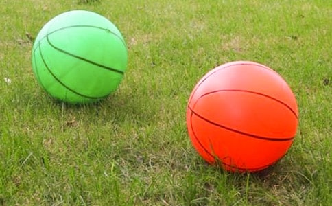 小班體育游戲《好玩的皮球》