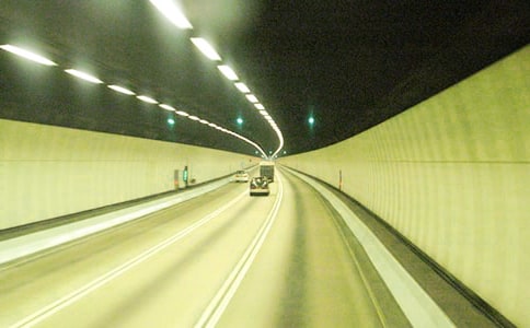 關(guān)于過隧道的五大安全駕駛技術(shù)注意事項(xiàng)