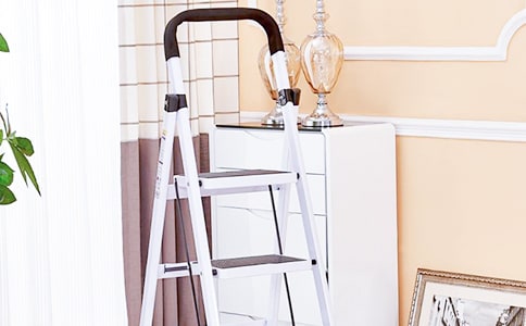 瘋狂猜成語(yǔ)一個(gè)人在爬梯子