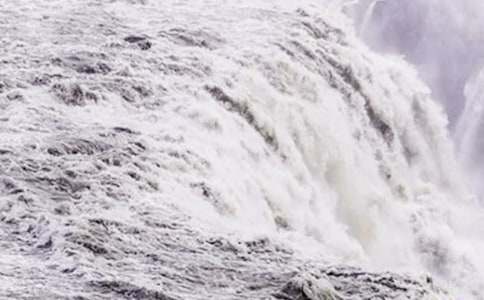 最新的描寫瀑布優(yōu)美段落